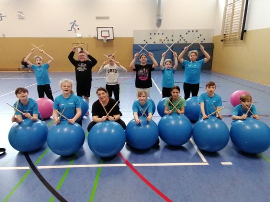 Fitnesstraining mit Ball und Trommelstöcken