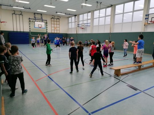 Spannende Matches beim „King of the Court“ Gefängnisball-Turnier