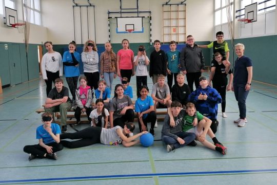 Sportklassen sammeln neue Bewegungserfahrung im Goalball