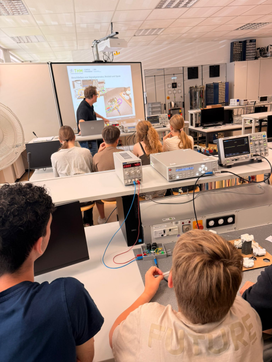 Besuch der Klasse 8RA an der THM Friedberg im Rahmen des Projekts MINTmint