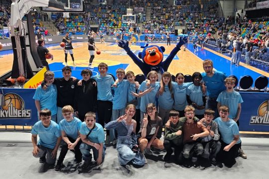 Basketball hautnah: Sportklassen zu Gast bei den SKYLINERS