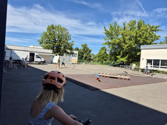 Fahrradkids- Fahrradtraining der Verkehrswacht Wetteraukreis für die 1. Klassen 